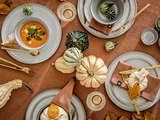 Jesienna aranżacja stołu w ciepłych odcieniach brązu i beżu